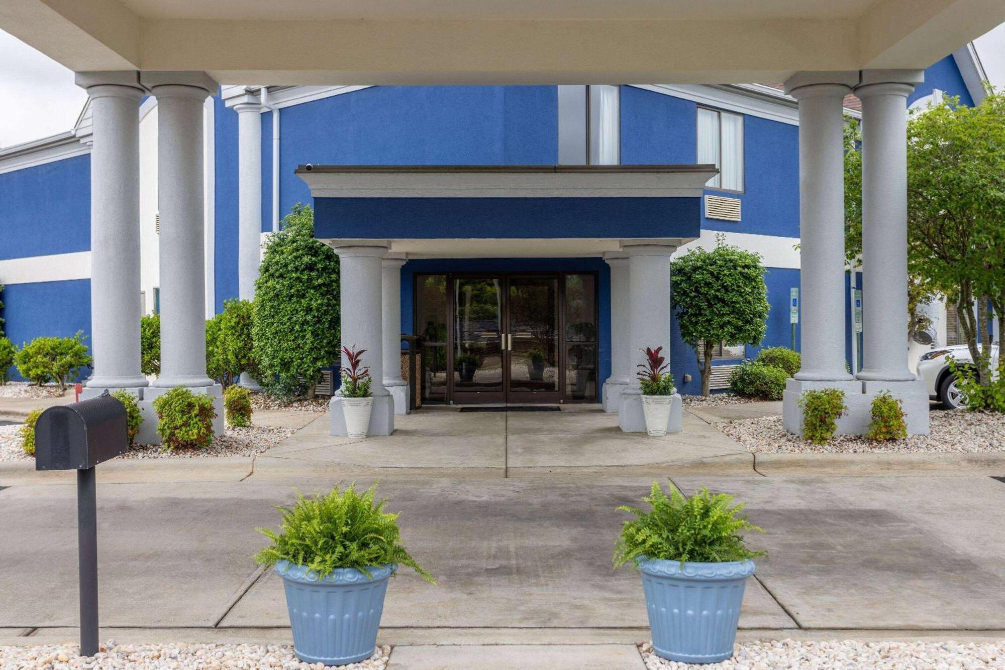 Days Inn By Wyndham Louisburg Exterior foto